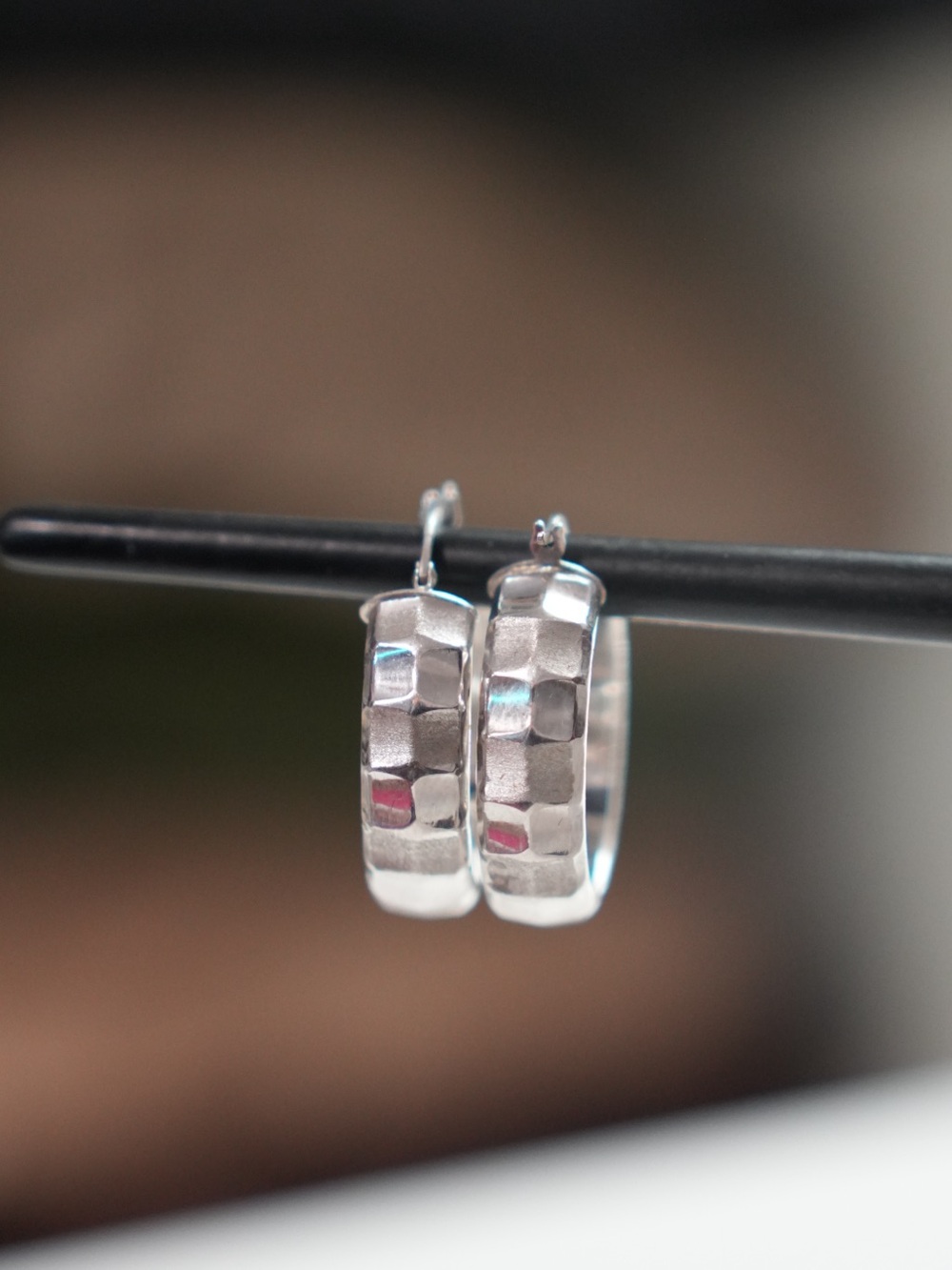 18K White Gold Faceted Hoop Earrings, 5.36g

Description
